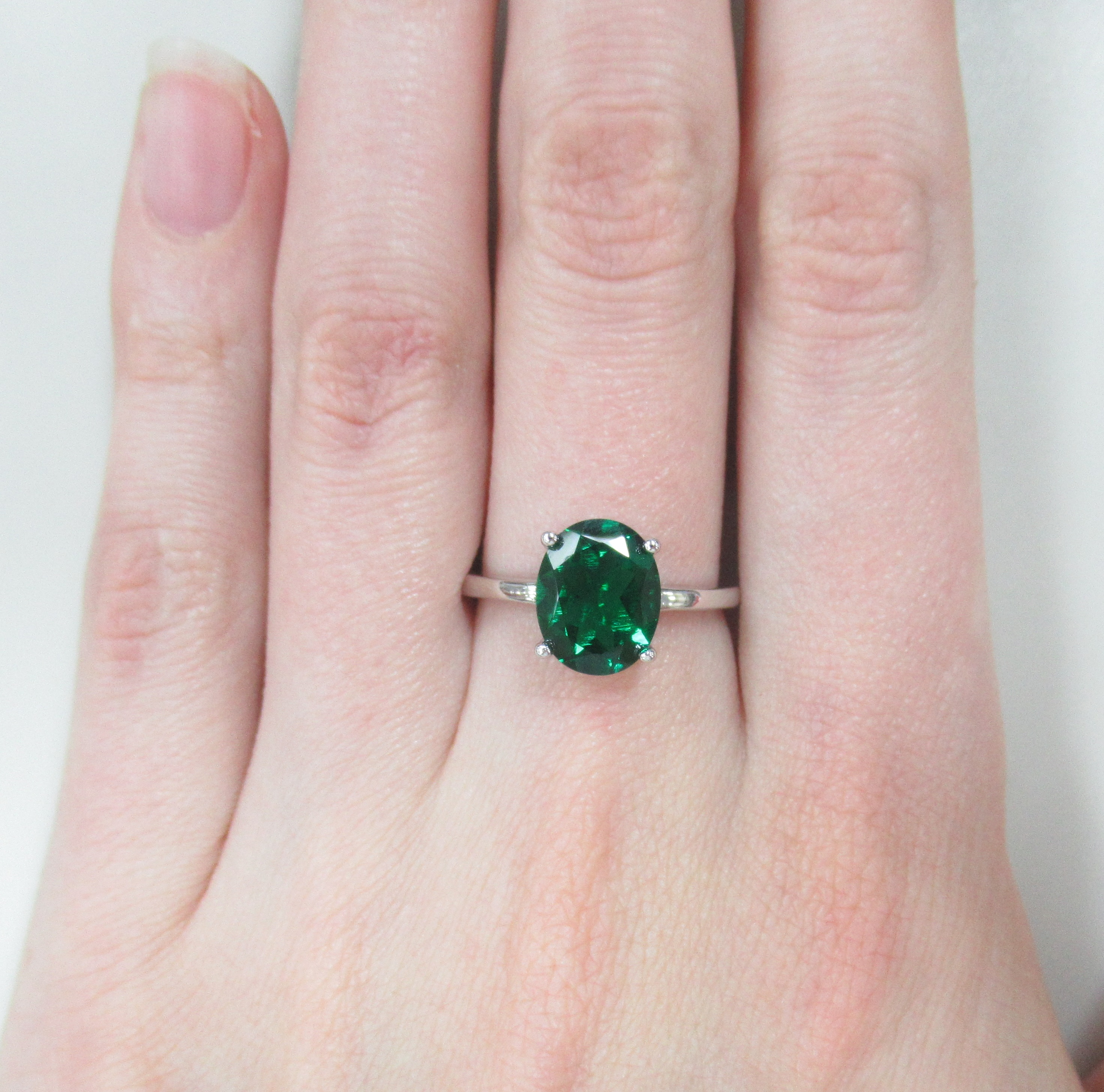 Серебряное кольцо с выращенным изумрудом